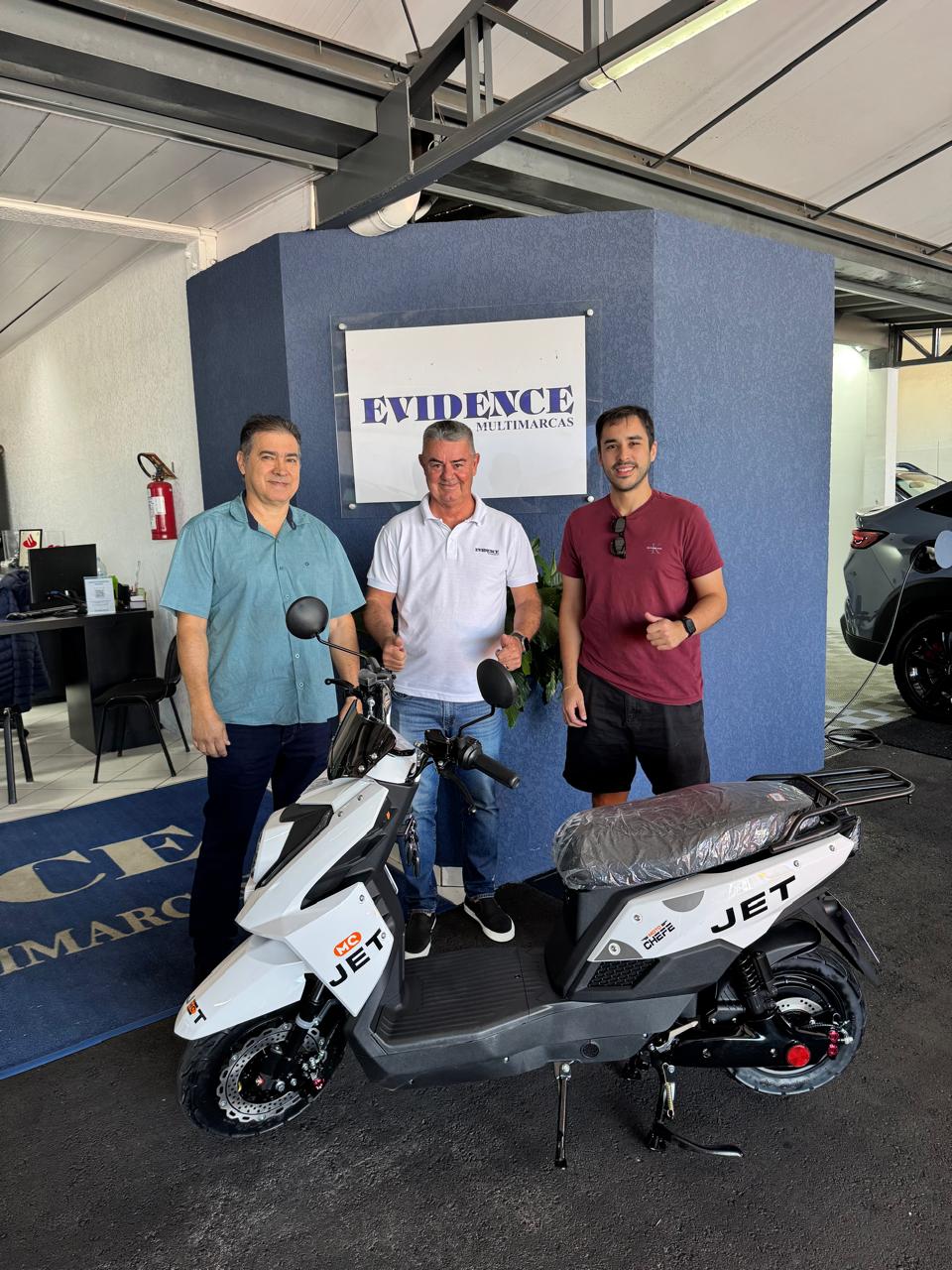 Claudinei Gongra com a sua nova scooter