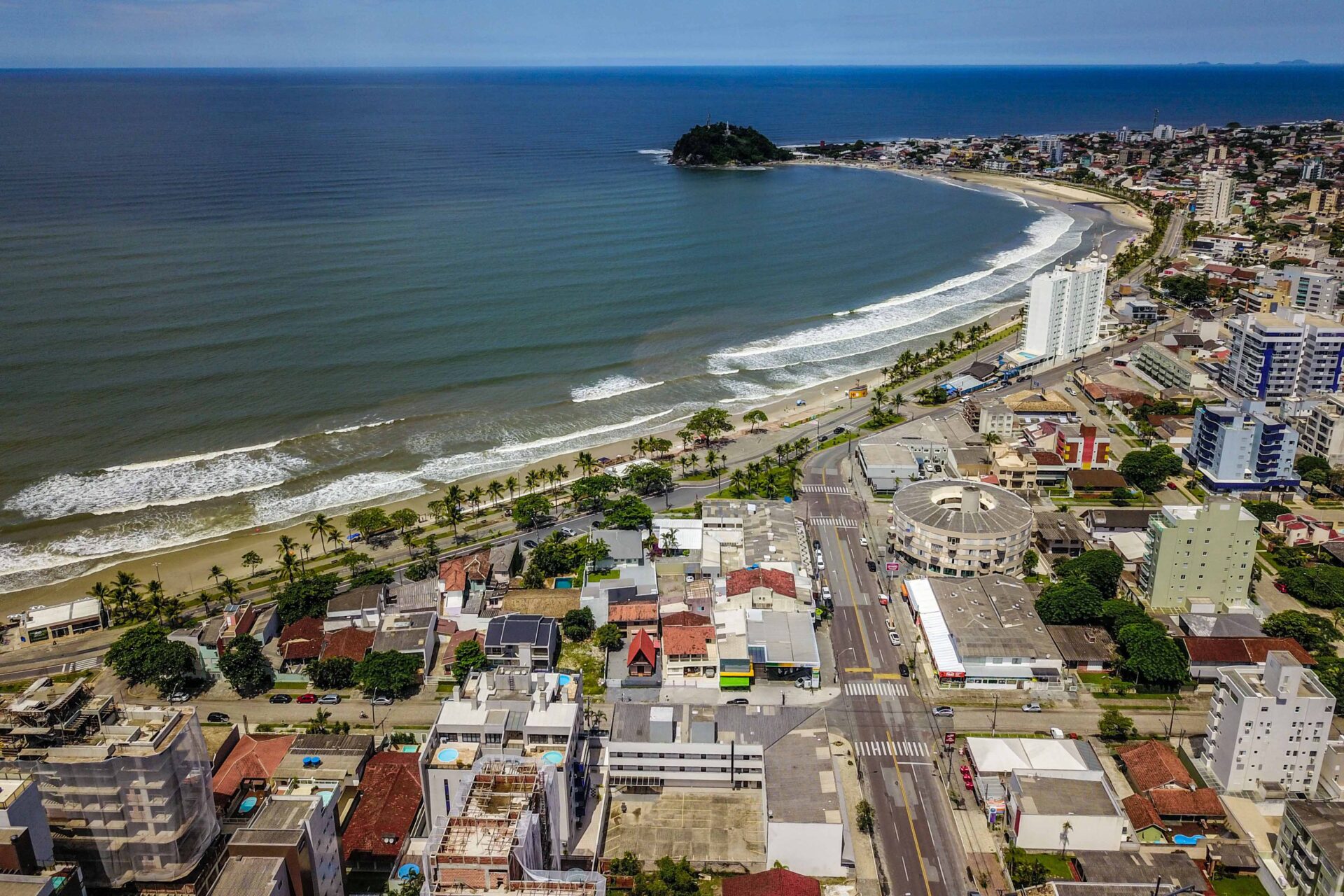 Vista aérea de Guaratuba, um dos destinos mais encantadores do litoral paranaense.Foto: Prefeitura de Guaratuba / Divulgação Turismo PR