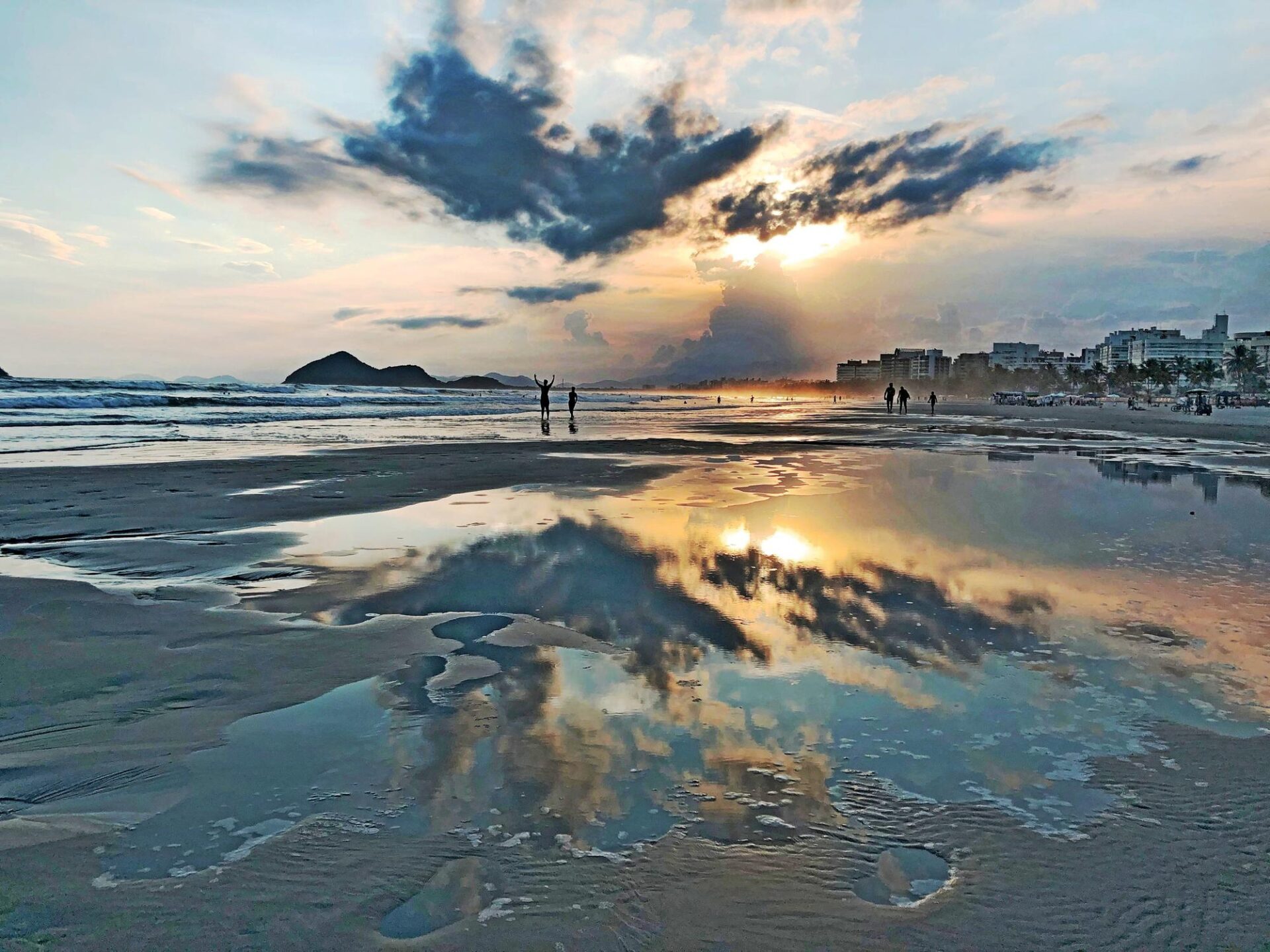 Em Guaratuba, cada pôr do sol reforça a sensação de tranquilidade que define a vida no litoral.