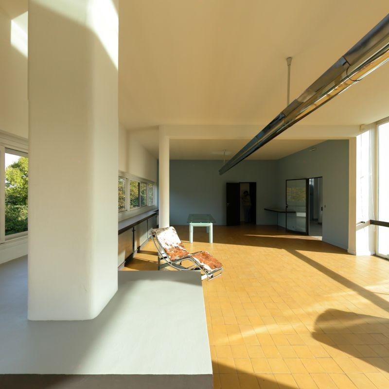 A arquitetura moderna também abriu espaço para iluminação natural e integração visual com o entorno.Projeto: Le Corbusier Fonte: Fondation Le Corbusier / ArchDaily.