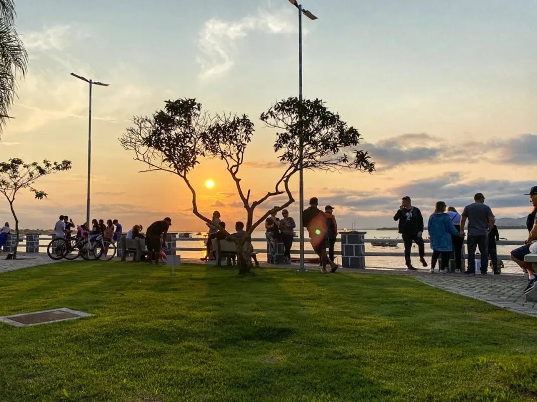Praça dos Namorados, no Centro Histórico de Guaratuba: um espaço de convivência voltado para a Baía. Foto: Silvia Maciel/Prefeitura de Guaratuba.