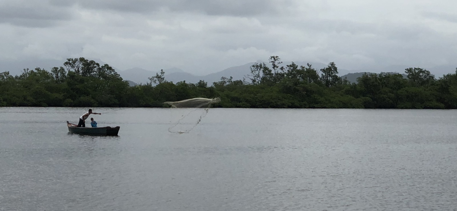 Transmitidos entre gerações, os saberes ligados à pesca fazem parte da relação histórica das comunidades do litoral com o mar e ajudam a compreender a riqueza da cultura caiçara.Crédito: Mario Soltoski / Wikimedia Commons — CC BY-SA 4.0.