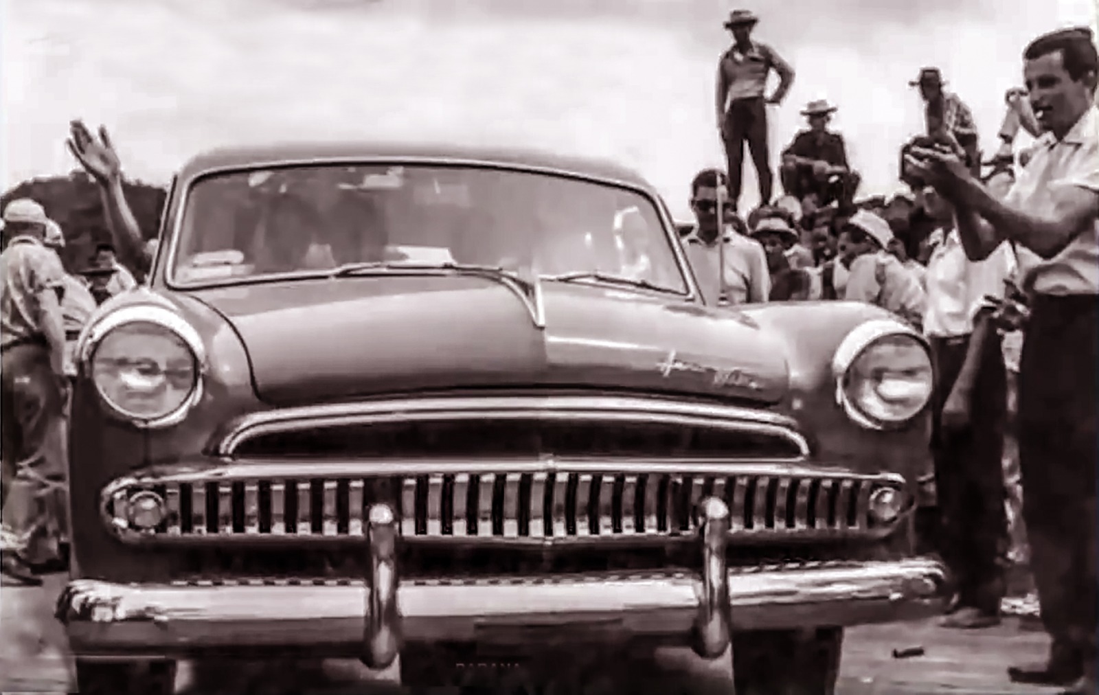 1º Carro a embarcar na Balsa - 1960Foto: Acervo da Prefeitura de Guaratuba
