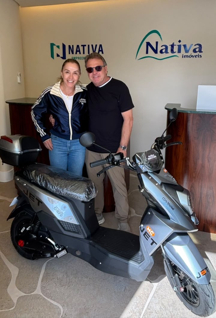Cliente Nativa recebe sua scooter como reconhecimento pela indicação que resultou em uma nova venda.