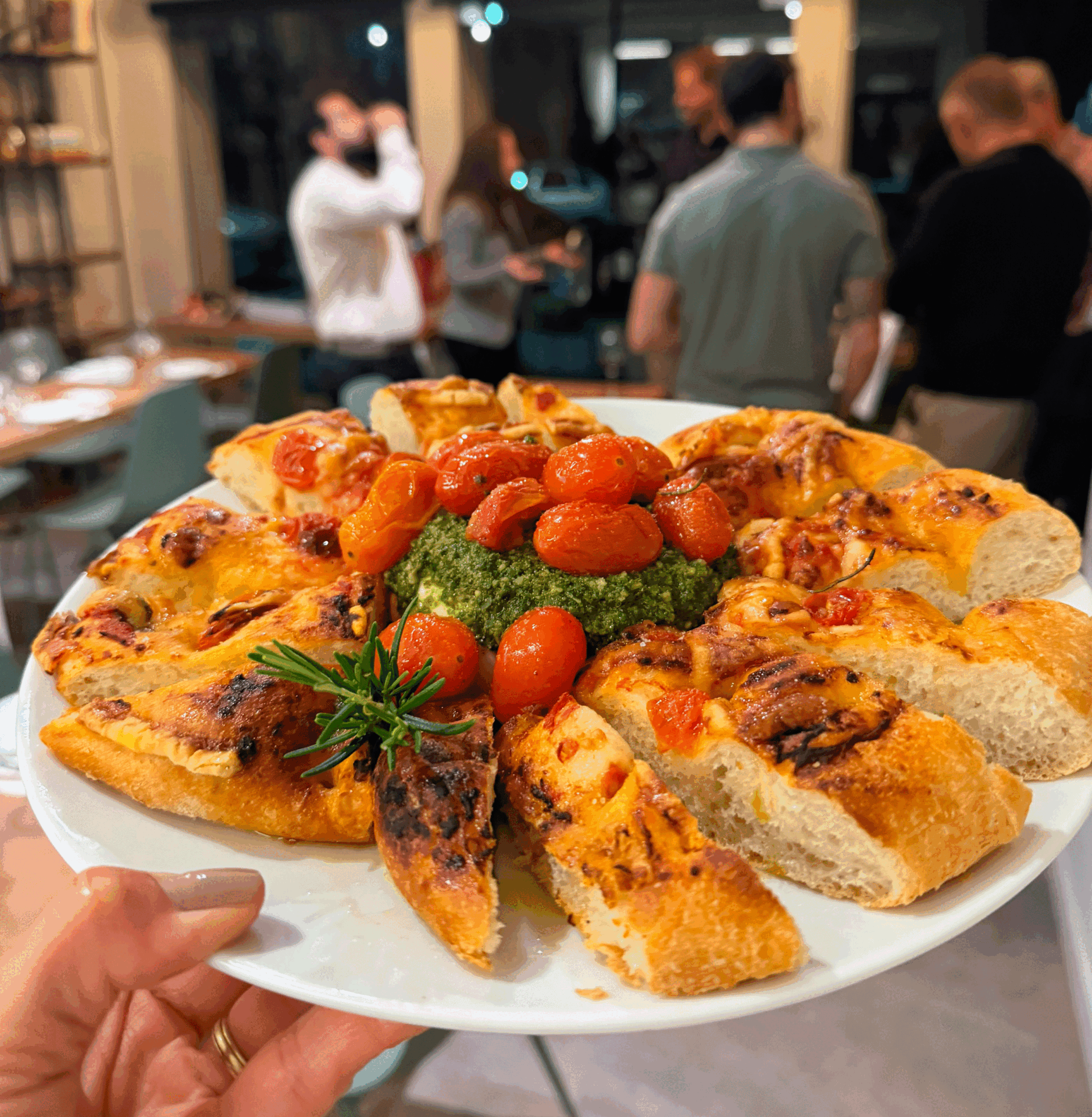 Focaccia artesanal com burrata, molho pesto e tomates confitados