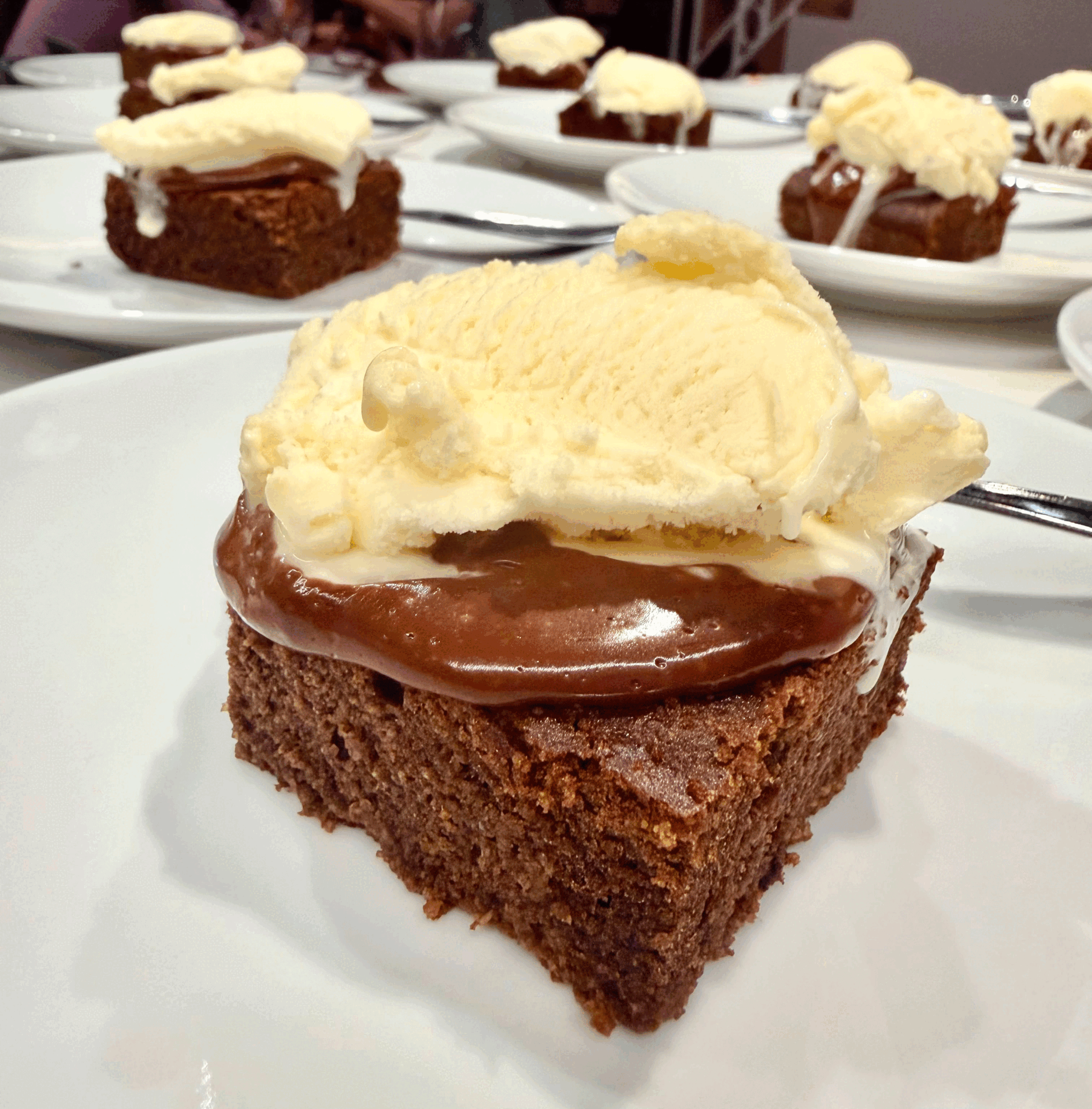 Brownie com sorvete de creme e ganache quente de chocolate